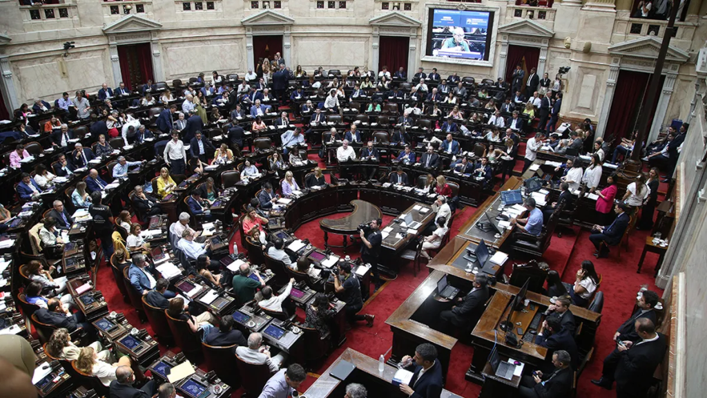 Lee más sobre el artículo Diputados aprobó un aumento del 7,2% de las jubilaciones, una suba del bono a $110 mil y la restitución de la moratoria