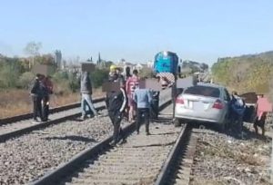 Lee más sobre el artículo Locomotora arrolló a un automóvil en Barrio Lares