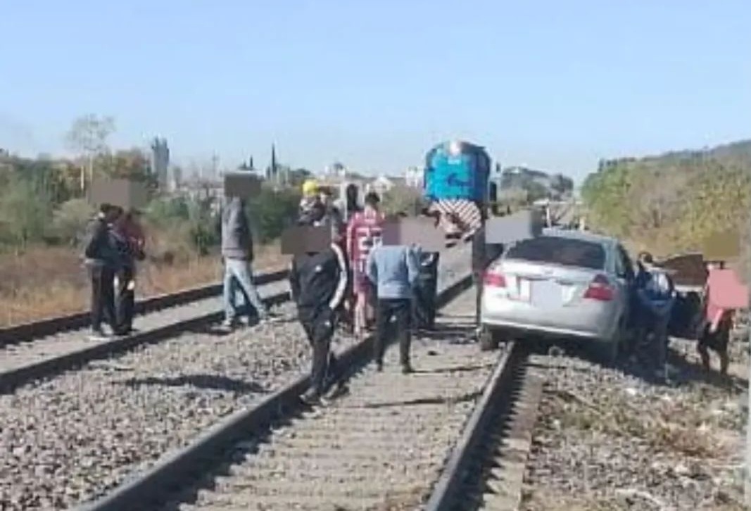 Lee más sobre el artículo Locomotora arrolló a un automóvil en Barrio Lares