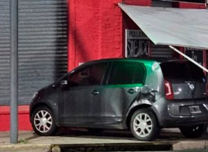 Lee más sobre el artículo Violenta colisión de auto con moto sobre Avenida Moreno
