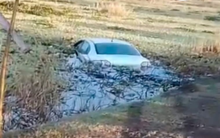 Lee más sobre el artículo Hallaron un auto sumergido en laguna del Eco-Parque