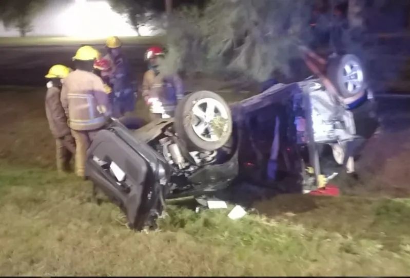 Lee más sobre el artículo Automovilista volcó y fue rescatado por los Bomberos