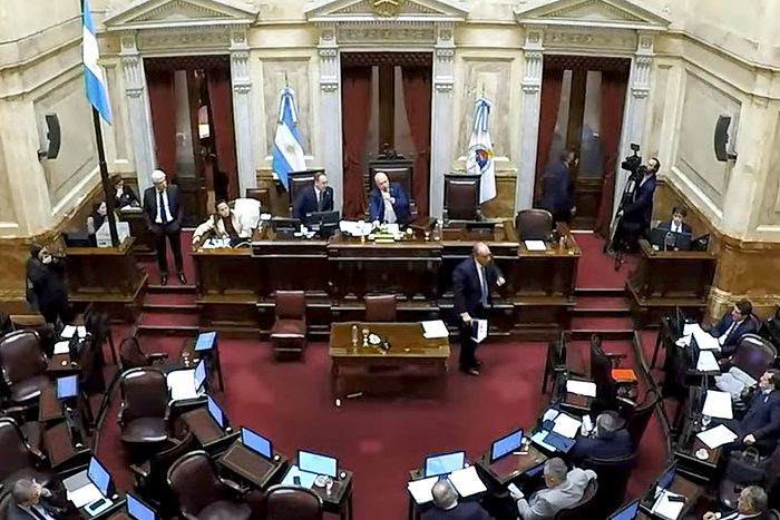 Lee más sobre el artículo Un jefe de Gabinete en fuga: Francos abandonó el Senado sin completar su informe de gestión