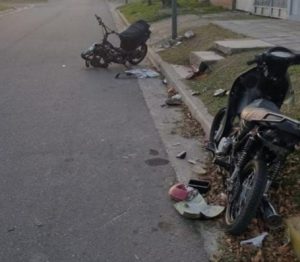 Lee más sobre el artículo Un adolescente pelea por su vida tras choque entre dos motos