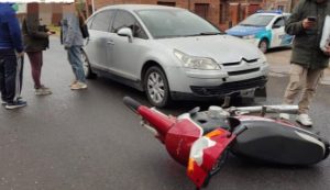 Lee más sobre el artículo Otra motociclista herida tras colisionar con un auto