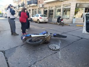 Lee más sobre el artículo Colisionaron moto con auto en zona céntrica