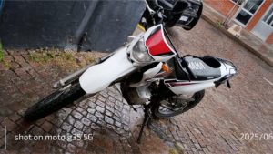 Lee más sobre el artículo Una joven cayó de su moto en zona céntrica y sufrió lesiones