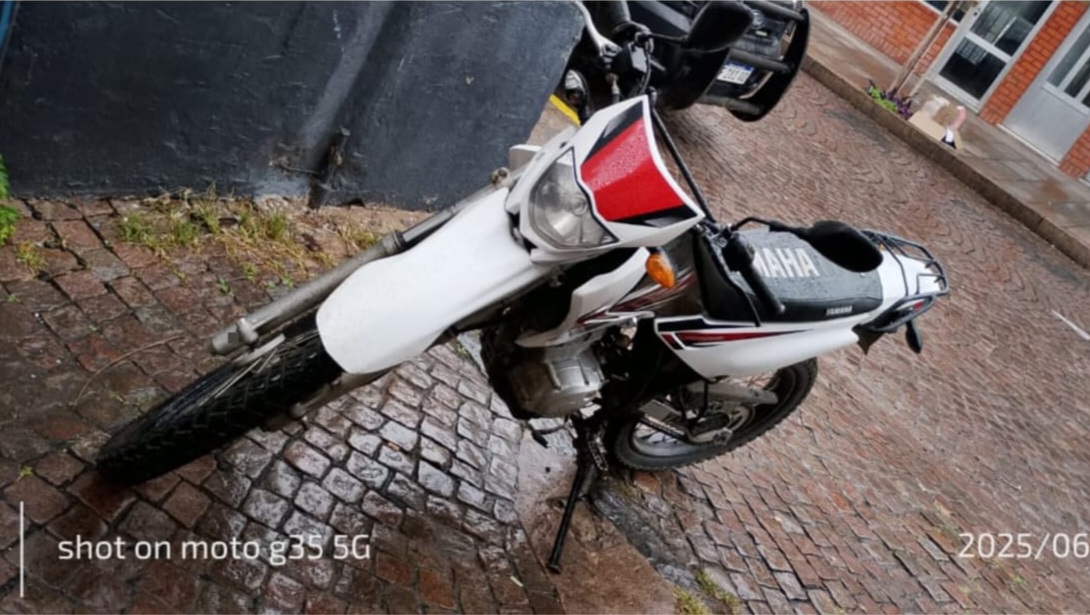 Lee más sobre el artículo Una joven cayó de su moto en zona céntrica y sufrió lesiones