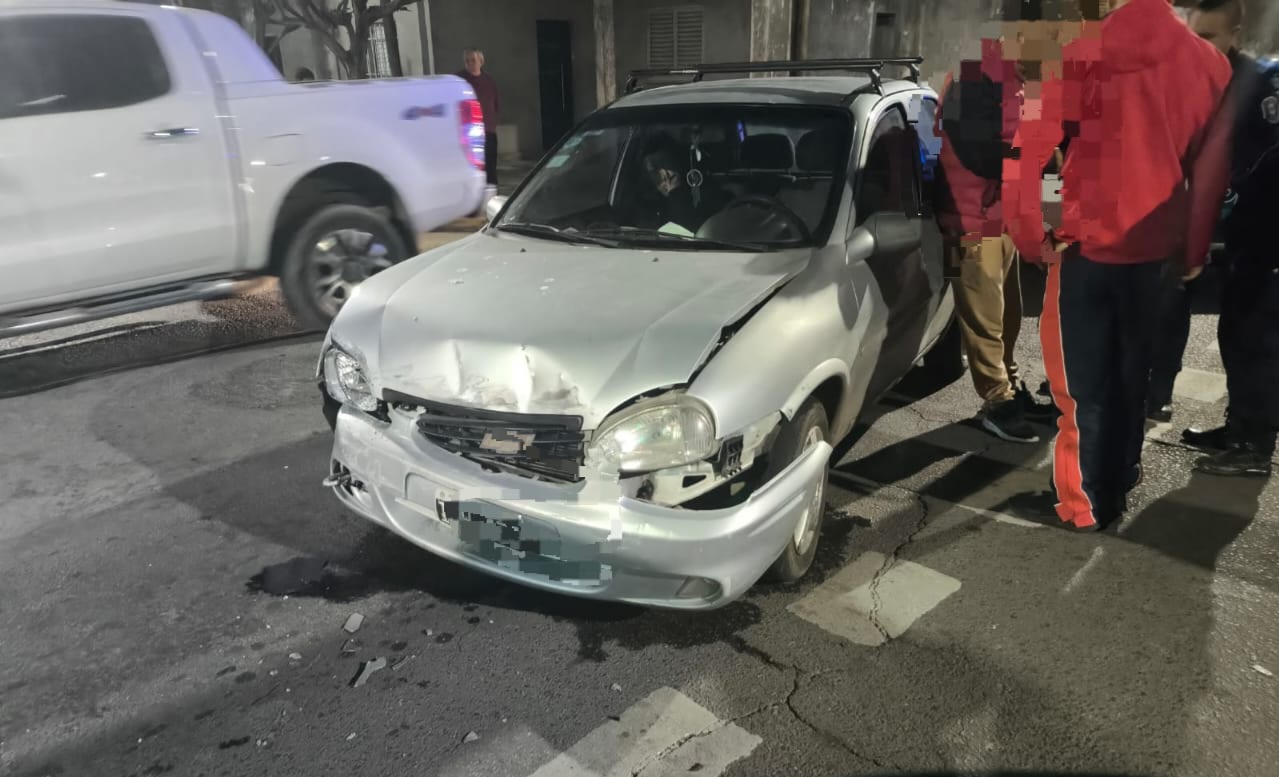 Lee más sobre el artículo Fuerte colisión entre dos autos en Barrio Las Flores