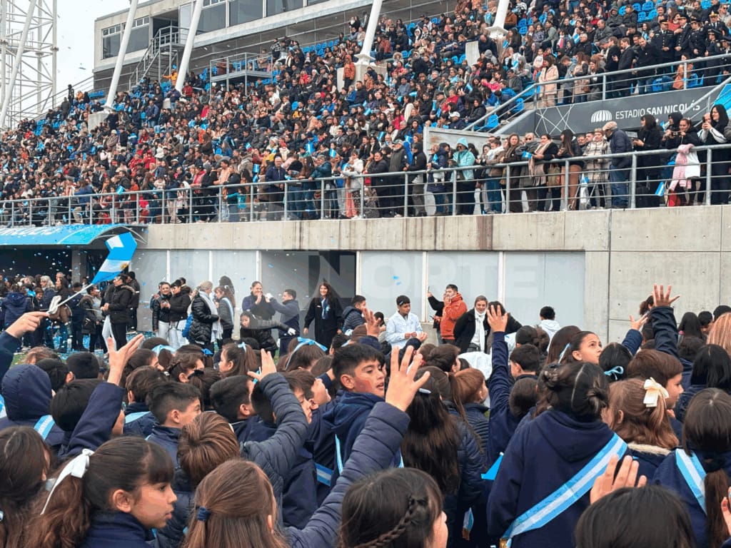 Lee más sobre el artículo Alumnos de San Nicolás prometieron lealtad a la bandera en el Estadio San Nicolás