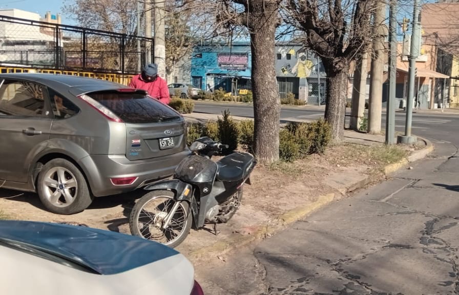 Lee más sobre el artículo Un hombre con lesiones a raíz de choque entre moto y auto