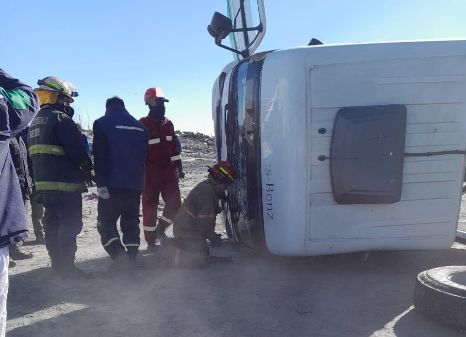 Lee más sobre el artículo Rescatan al chofer de un camión que volcó en el Entre