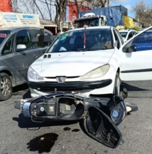 Lee más sobre el artículo Una motociclista con lesiones graves tras chocar con automóvil en zona céntrica