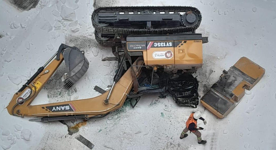 Lee más sobre el artículo Puerto de San Nicolás: se cayó una retroexcavadora y casi termina en tragedia
