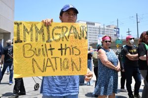 Lee más sobre el artículo Trump continúa con las redadas migratorias pese a la creciente desaprobación