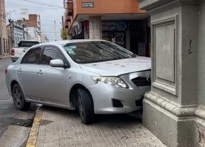 Lee más sobre el artículo Automovilista embistió a un joven peatón y luego se incrustó contra el Palacio Municipal