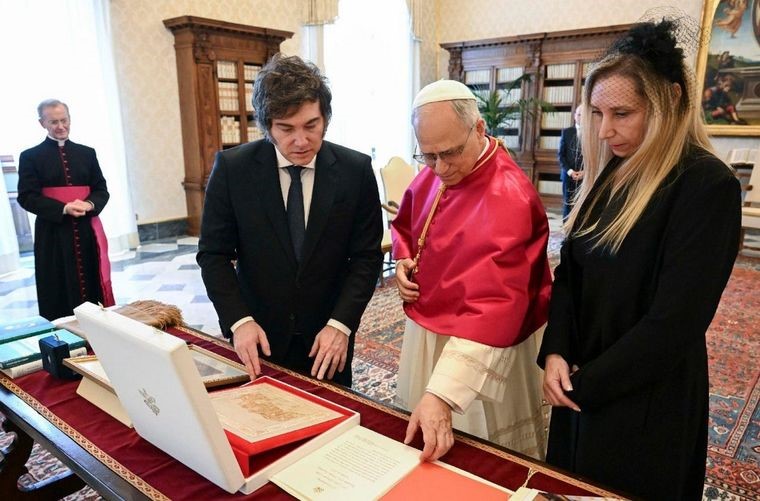 Lee más sobre el artículo Milei se reunió con León XIV y el Papa le confirmó que visitará la Argentina