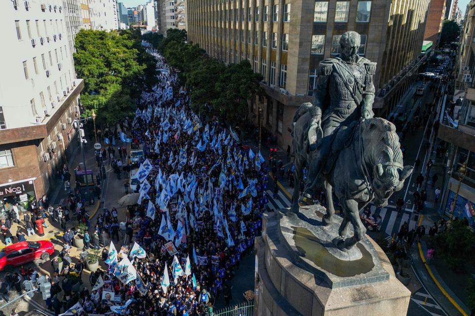 Lee más sobre el artículo «Vamos a volver»: Cristina Kirchner envió un mensaje desde su casa a la militancia que colmó Plaza de Mayo