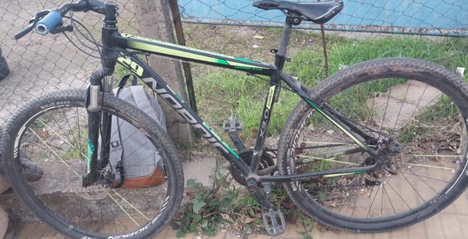 Lee más sobre el artículo Conductor de automóvil choca con bicicleta y se da a la fuga