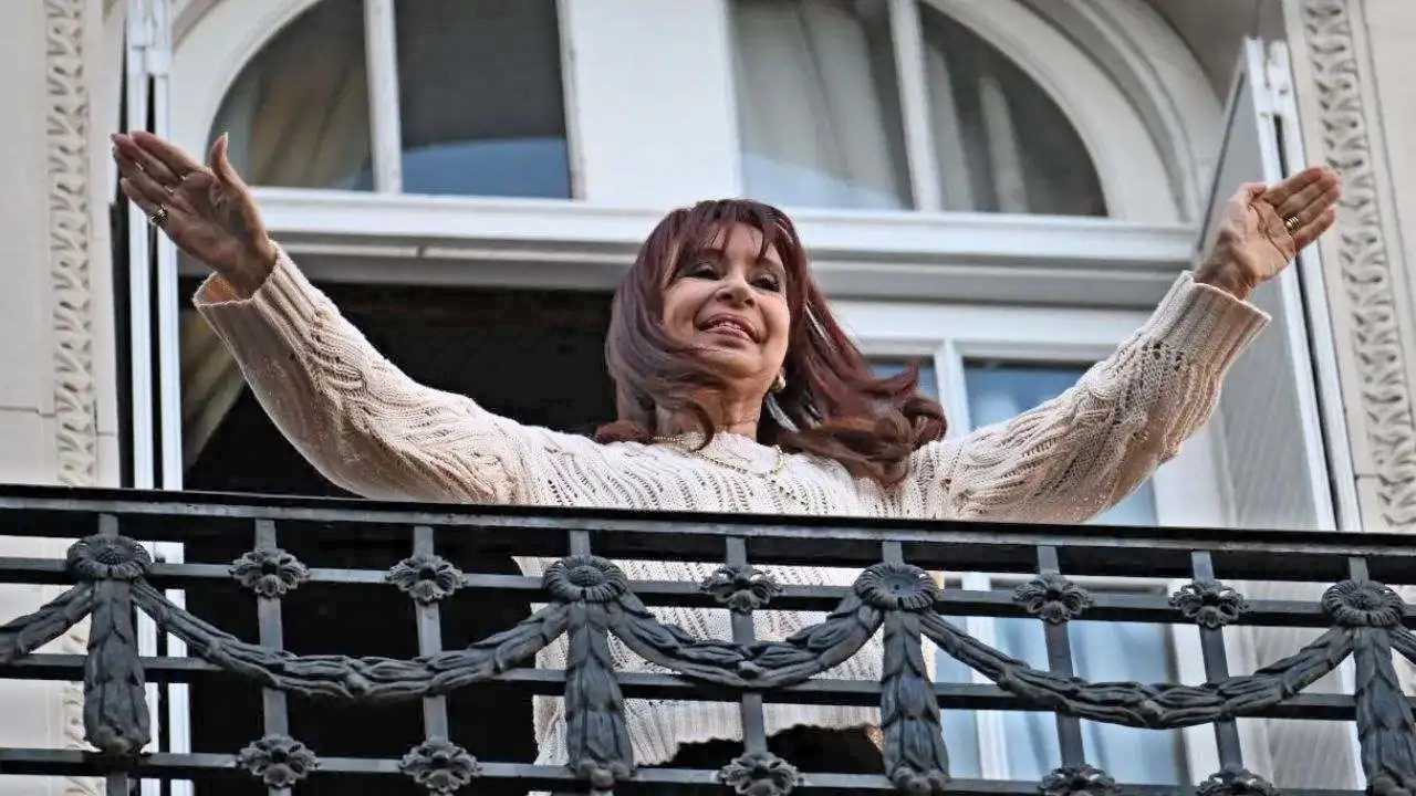 Lee más sobre el artículo La Justicia dispuso la prisión domiciliaria para Cristina Kirchner: deberá usar tobillera electrónica