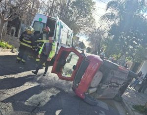 Lee más sobre el artículo Choque y vuelco espectacular en zona céntrica de la ciudad