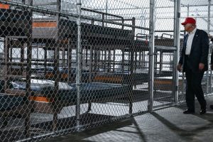Lee más sobre el artículo Trump inauguró el polémico centro de detención de migrantes «Alcatraz de los Caimanes»