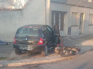 Lee más sobre el artículo Un joven resultó herido tras violento choque entre moto y auto