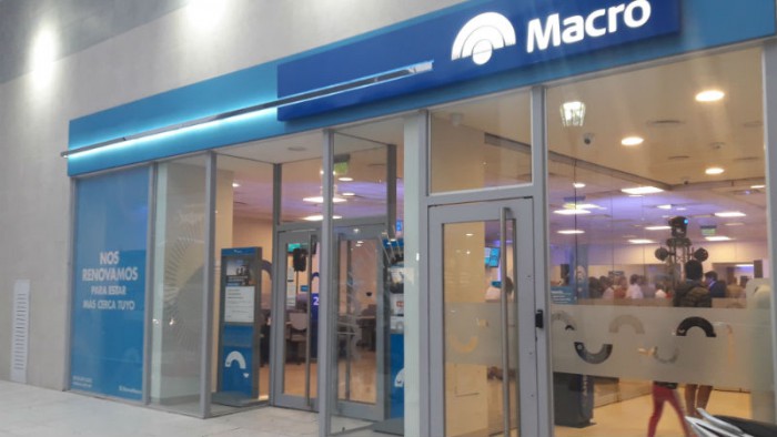 Lee más sobre el artículo Insólito: un sujeto fue detenido tras robar en el Banco Macro y escapar en remis