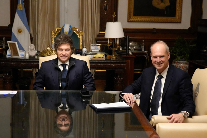 Lee más sobre el artículo Para frenar el dólar, Caputo sube la tasa al 40%