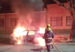 Lee más sobre el artículo Preocupación por un auto que incendiaron en Villa Constitución