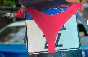 Lee más sobre el artículo De no creer: le secuestraron la moto por tapar la patente con una tanga
