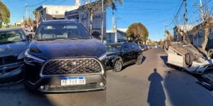 Lee más sobre el artículo Violenta colisión y vuelco de un auto sobre calle Roca