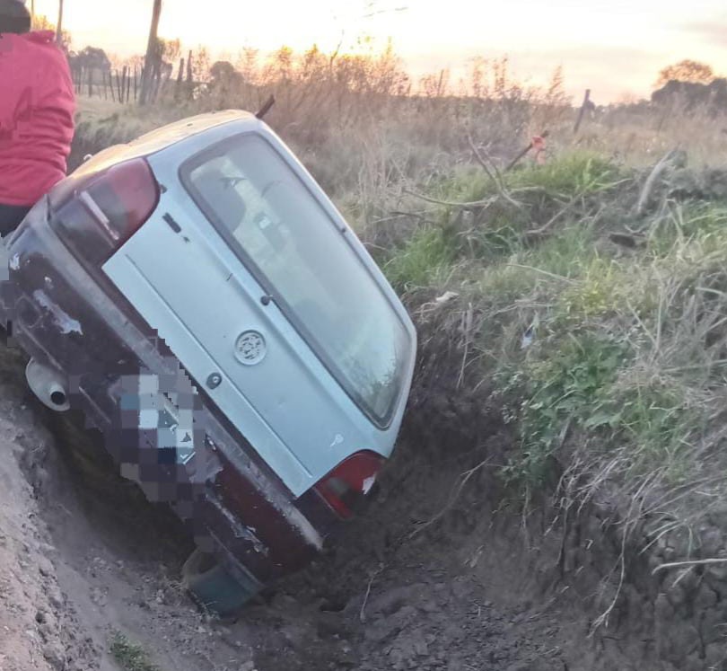 Lee más sobre el artículo Un auto cayó al zanjón y la acompañante sufrió lesiones