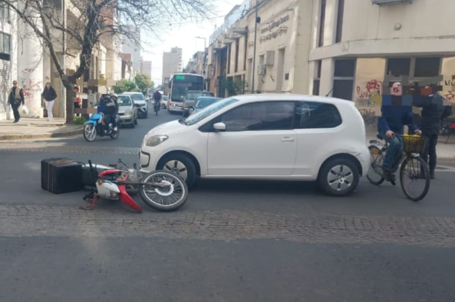 Lee más sobre el artículo Una mujer resultó herida tras chocar auto con moto en zona céntrica