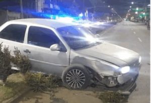 Lee más sobre el artículo Conducía alcoholizado y terminó arriba del cantero central de Avenida Savio