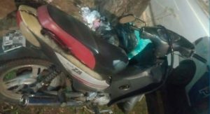 Lee más sobre el artículo Un joven motociclista chocó contra un árbol y pelea por su vida