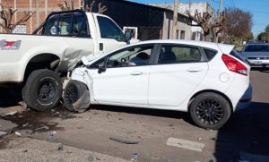Lee más sobre el artículo Dos personas resultaron con lesiones a raíz de una violenta colisión