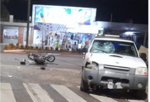 Lee más sobre el artículo Violento choque entre camioneta y moto en la zona norte de la ciudad