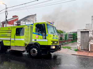 Lee más sobre el artículo Se incendió una casa y mujer resultó intoxicada al intentar apagar el fuego