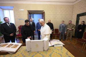Lee más sobre el artículo El papa León recibe a Zelenski y se ofrece a mediar