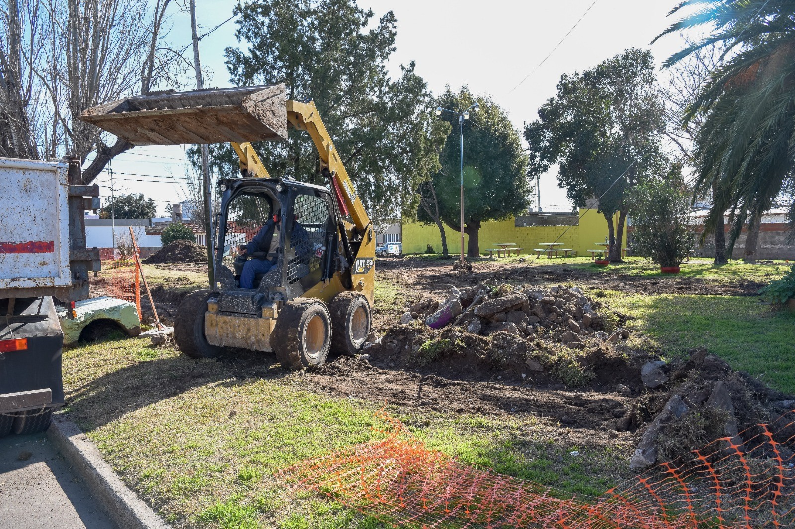 Lee más sobre el artículo Barrio San Isidro: comenzaron las obras de renovación de la Plaza