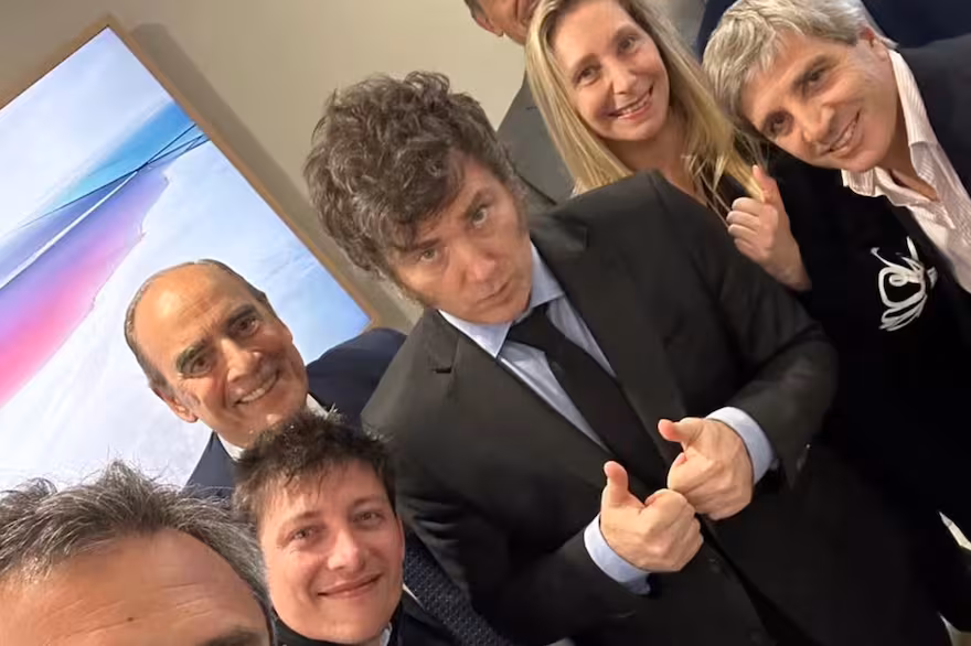 Lee más sobre el artículo La nueva “geometría” del poder: el rol de Francos, el futuro de Santiago Caputo y los planes de Milei