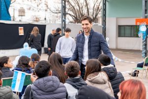 Lee más sobre el artículo Escuela del B° Las Mellizas: Santiago Passaglia partició del acto por el 9 de Julio