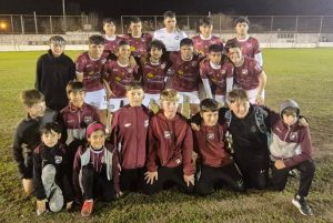 Lee más sobre el artículo Liga Nicoleña de Fútbol: en una noche lluviosa, apareció el “Paragua” y Defe sigue puntero