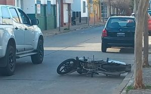 Lee más sobre el artículo Colisionaron camioneta con ciclomotor en zona céntrica nicoleña
