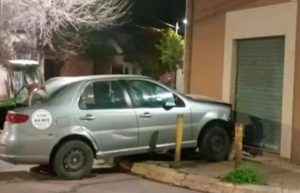 Lee más sobre el artículo Remisero terminó incrustado tras chocar con otro automóvil en zona céntrica