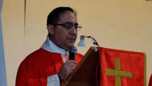 Lee más sobre el artículo Allanaron en Pergamino la casa de un sacerdote denunciado por violencia de género y encontraron un arsenal de armas