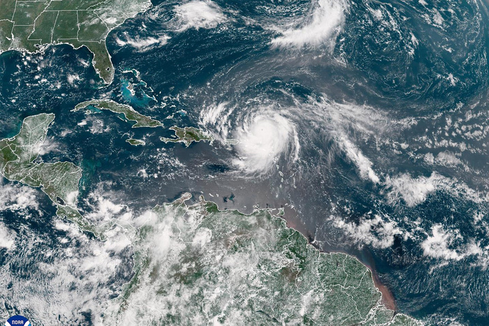 Lee más sobre el artículo El huracán Erin golpea el Caribe y amenaza la costa este de Estados Unidos