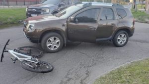 Lee más sobre el artículo Chocaron un auto con una bicicleta conducida por un niño de diez años