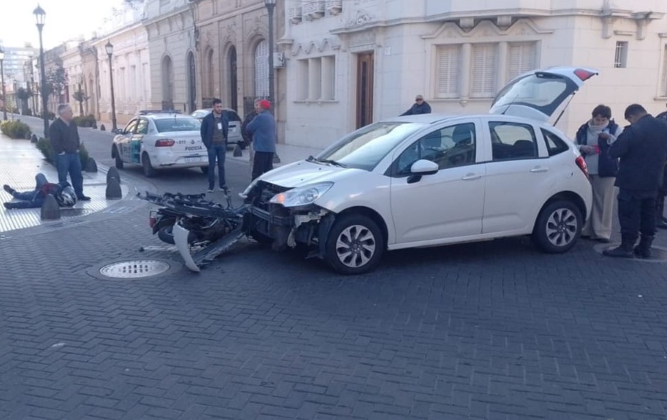 Lee más sobre el artículo Un motociclista sufrió lesiones graves tras accidente en Mitre y Chacabuco